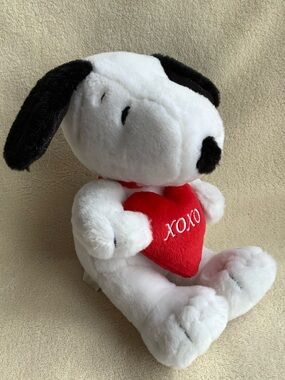Hallmark Cards Plush Snoopy Dog Holding Puffed Red XOXO Heart Stuffed Animal Toy